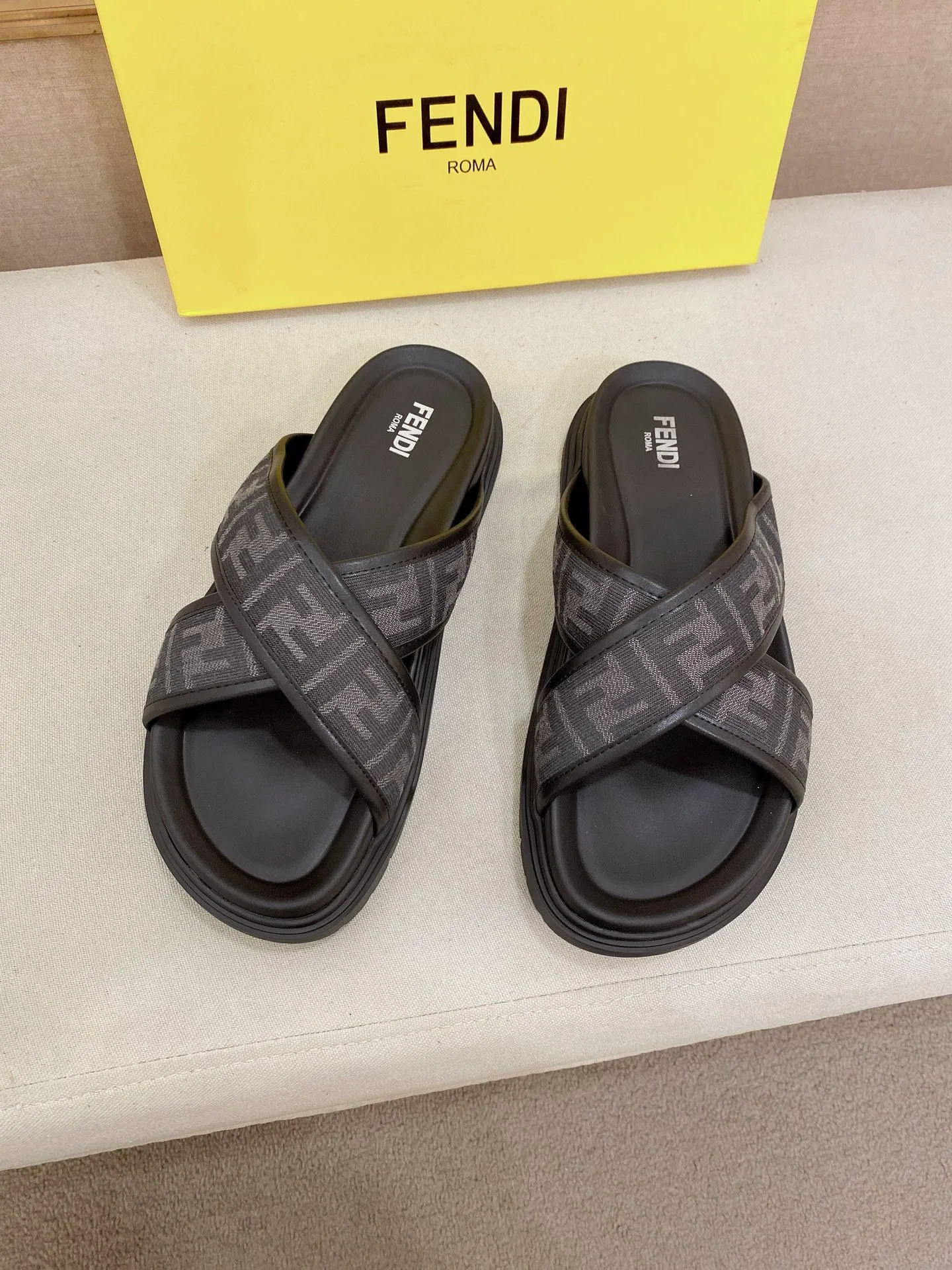 Factory price: 320💰 [Fendi Slippers] High-end brand of men's shoes, official website 1:1 latest masterpiece: original mold customization, the fabric is made of imported original materials, upgraded outsole, lighter and non-slip. The market's top quality, simple yet tasteful, a must-have for fashionistas, fashionable at your feet, full of confidence, the same style at the counter 👍The season of summer slippers is here. Code: 38-44 (45 is custom-made and cannot be returned or exchanged)
